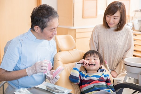 乳歯の歯並びが悪い原因は？放置するリスクや対処法を解説します
